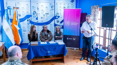 Municipalidad de Ushuaia formalizó la entrega del archivo histórico y bibliográfico de Juan Carlos Moreno