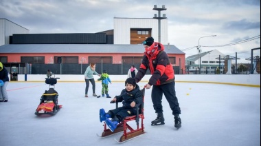 Niños, niñas y adolescentes de Terapia Asistida con Perros disfrutaron de la pista municipal de patinaje sobre hielo