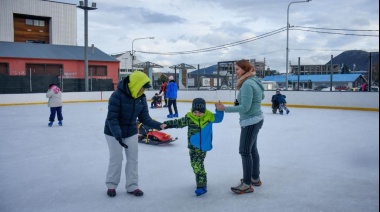 Niños, niñas y adolescentes de Terapia Asistida con Perros disfrutaron de la pista municipal de patinaje sobre hielo