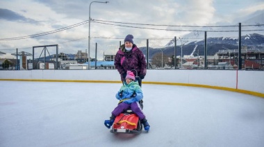 Niños, niñas y adolescentes de Terapia Asistida con Perros disfrutaron de la pista municipal de patinaje sobre hielo
