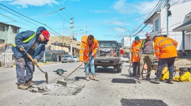 Se realizó el bacheo en la calle Magallanes y se continuará en otros puntos de la ciudad