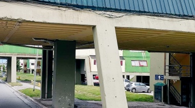 Murió un motociclista tras chocar contra las columnas de un edificio
