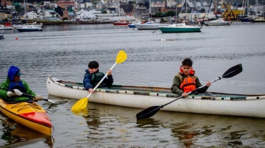 Niños y niñas de Ushuaia disfrutaron de las actividades de kayak y palestra en las colonias municipales