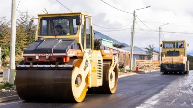 El Gobernador Melella recorrió junto al intendente Harrington la obra de asfalto del barrio 9 de Octubre
