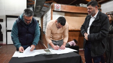 Vuoto encabezó la firma del convenio con el CAEF por el uso del predio