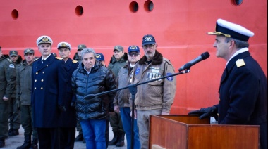 La Municipalidad de Ushuaia participó en la entrega de la bandera argentina al Comandante del Irizar