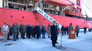La Municipalidad de Ushuaia participó en la entrega de la bandera argentina al Comandante del Irizar