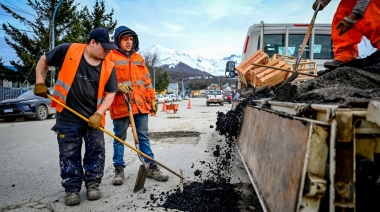 Personal de la Municipalidad de Ushuaia continúa los trabajos de bacheo