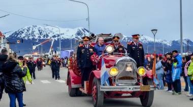 Multitudinario desfile de toda la comunidad en la celebración del 140° aniversario de Ushuaia