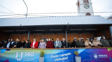 Multitudinario desfile de toda la comunidad en la celebración del 140° aniversario de Ushuaia
