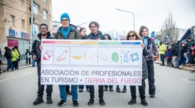Multitudinario desfile de toda la comunidad en la celebración del 140° aniversario de Ushuaia