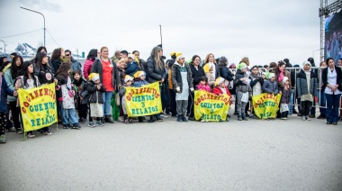 Multitudinario desfile de toda la comunidad en la celebración del 140° aniversario de Ushuaia