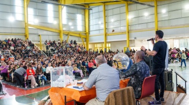 En una Casa del Deporte colmada se llevó a cabo el bingo “Mes de las Maternidades”