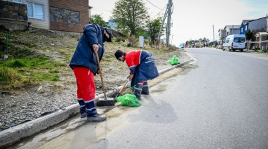 Personal de Agrotécnica Fueguina limpió la calle Tucumán