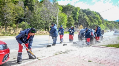 El Municipio de Ushuaia y Agrotécnica Fueguina dan continuidad a trabajos de remoción de barro y tierra de la vía pública