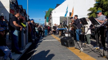 La Banda Municipal encantó a los vecinos y turistas con un espectáculo al aire libre