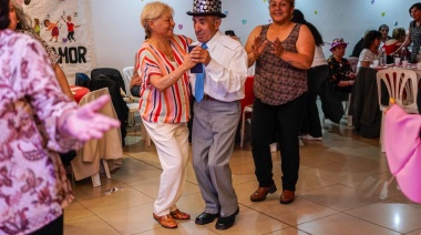 Adultos mayores festejaron San Valentín en el Centro Cultural Yaganes