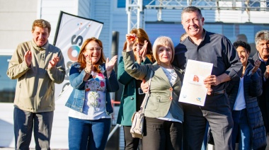 El Gobernador Melella encabezó la entrega de 54 viviendas