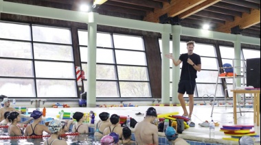 Meolans brindó una clínica de natación y destacó la infraestructura de Ushuaia