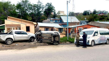 Siniestro vial en Facundo Quiroga: un vehículo terminó volcado sobre la vereda