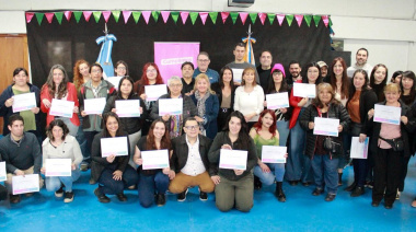 Se entregó certificados de formación laboral a vecinos y vecinas