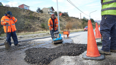 Se continúa con los trabajos de bacheo de calles y avenidas