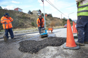 Se continúa con los trabajos de bacheo de calles y avenidas