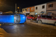 Accidente en Estrada y Schweitzer: una conductora volcó su vehículo y fue asistida