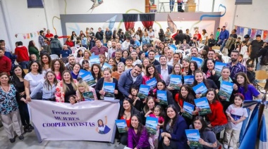 Se entregó 34 decretos de preadjudicación a familias de mujeres cooperativistas