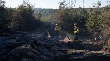Brigadistas trabajan para evitar la propagación del incendio forestal detectado en la estancia San Justo