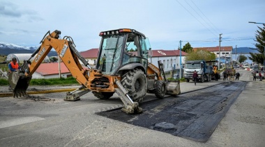 El municipio de Ushuaia trabaja en el bacheo de la calle Yaganes