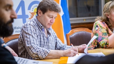 Melella firmó el contrato de obra para la conexión domiciliaria de gas