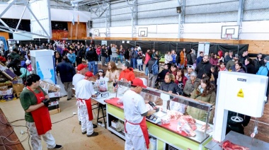 Una multitud de vecinos y vecinas aprovechó las ofertas de una nueva edición de Mercado TDF
