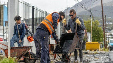 Personal municipal de Ushuaia repavimentó la calle Las Lengas