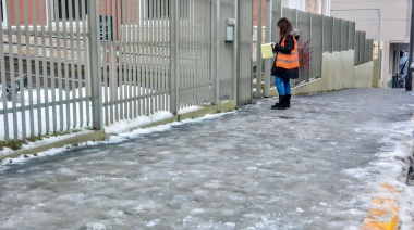 La Municipalidad de Ushuaia notifica a frentistas que deben retirar la nieve y el hielo de sus veredas