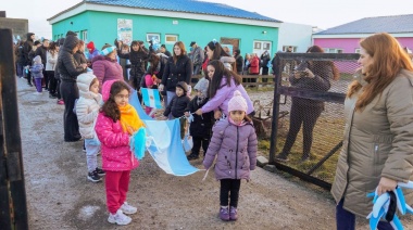 Se realizó un abrazo simbólico por el Día de la Bandera