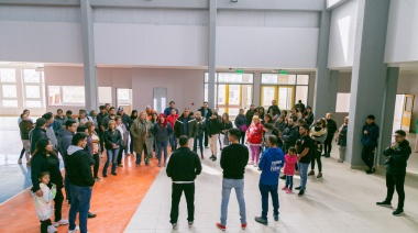 Funcionarios Provinciales recorrieron junto a vecinos y vecinas el nuevo gimnasio de Margen Sur