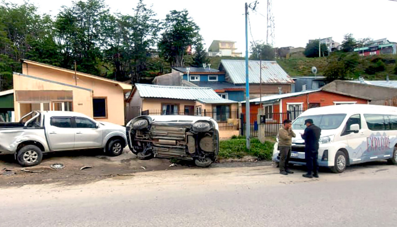 Siniestro vial en Facundo Quiroga: un vehículo terminó volcado sobre la vereda