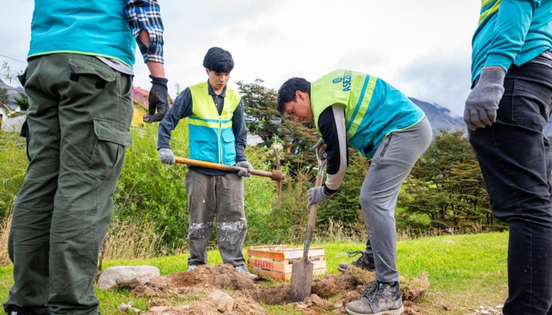 Se junto a la ONG ASEZ WAO realizaron una nueva jornada de plantación de árboles