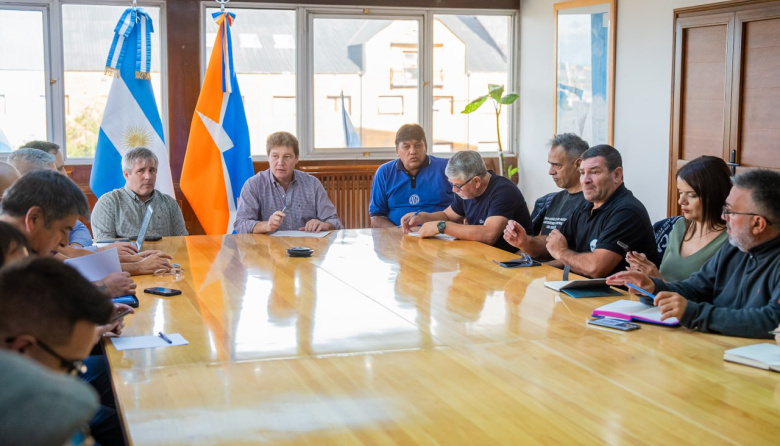 Se reunió con gremios estatales y expuso la situación económica de la provincia