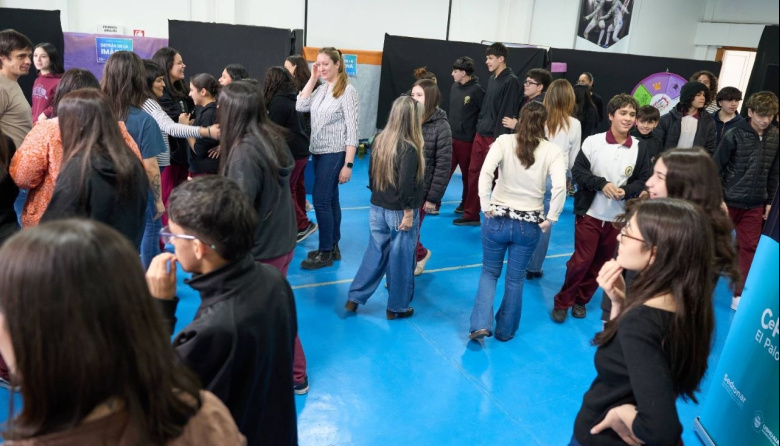 Primera semana de la campaña “Del algoritmo al encuentro” junto a instituciones educativas de la ciudad