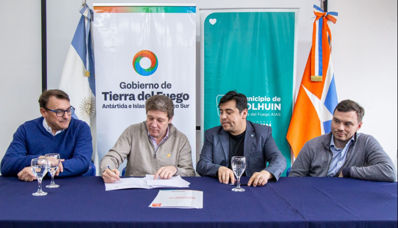 El Gobernador Melella firmó acuerdos en Tolhuin para la llegada concreta de inversiones en proyectos acuícolas