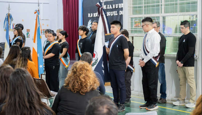 El Colegio Provincial “Alicia Moreau de Justo” presentó su bandera institucional