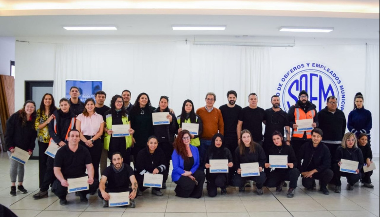 Se entregó certificados a inspectores e inspectoras que completaron una capacitación sobre normativa local