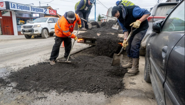 Se continúa con trabajos de bacheo y mantenimiento vial durante el operativo invierno