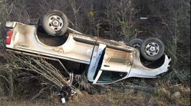Una camioneta con dos ocupantes volcó en la Ruta 3