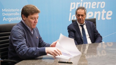 Melella entregó a Scioli el plan de ampliación de la matriz productiva.