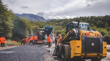 La Municipalidad continúa con la pavimentación del camino Glaciar Martial