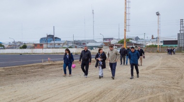 El Gobernador Melella recorrió la obra de la cancha de césped sintético del Club San Martín