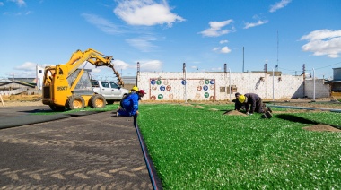 Gobierno realiza los trabajos de colocación de césped sintético en las Canchas de Ushuaia y Río Grande